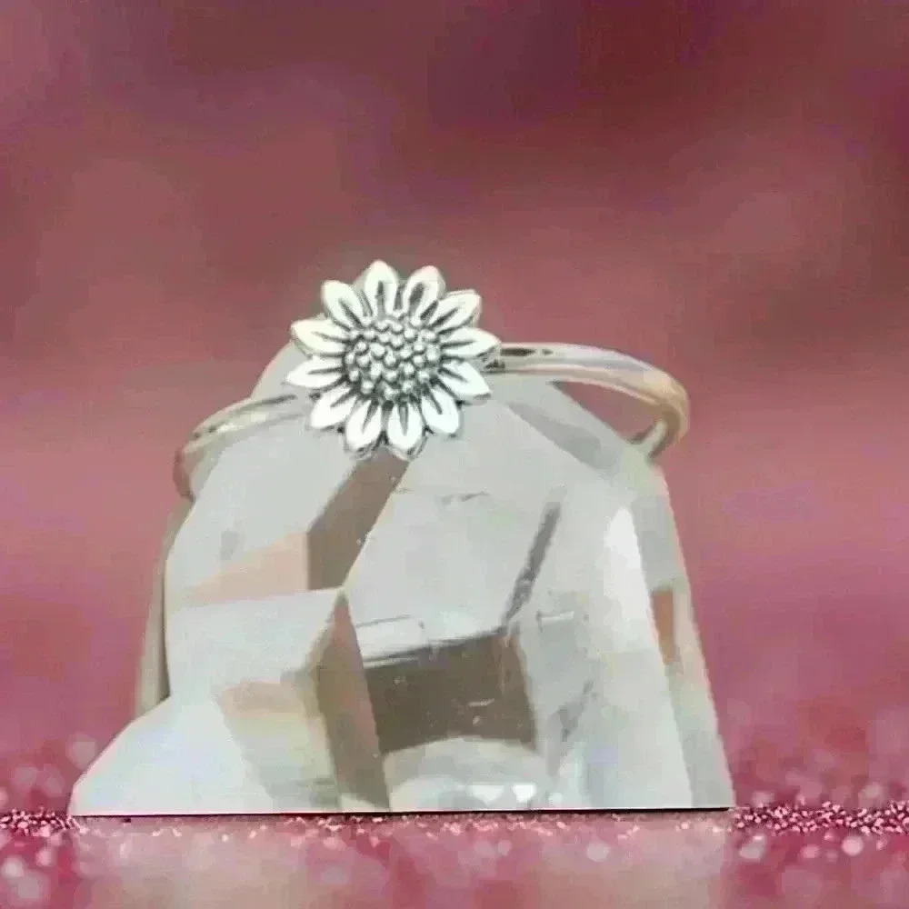 Vintage Sunflower Design Ring Silver Plated size 6 - Picture 2 of 6